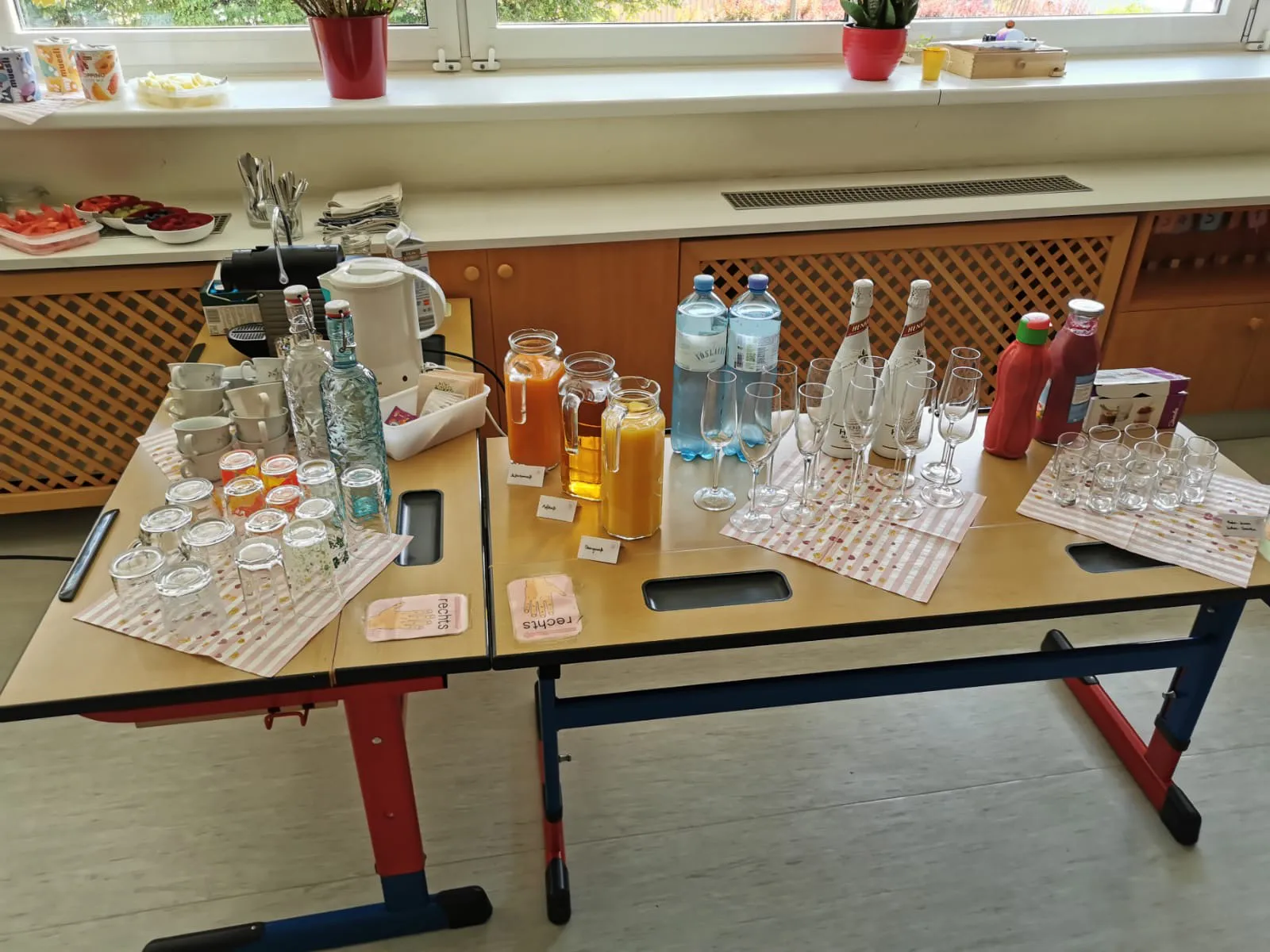 Getränketisch mit Säften, Wasser, Kaffee und Gläsern beim Yoga & Brunch.