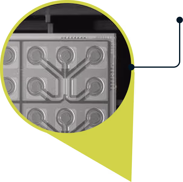 Circuit board or electronic component with interconnected circular nodes
