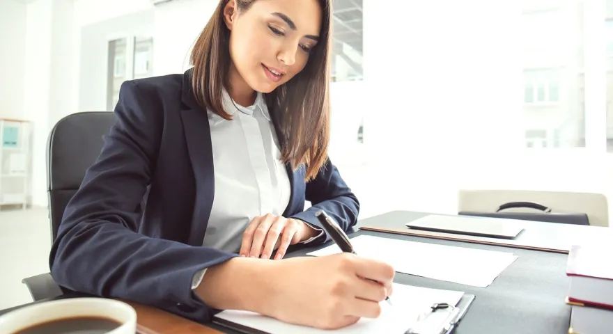Femme secrétaire qui écrit
