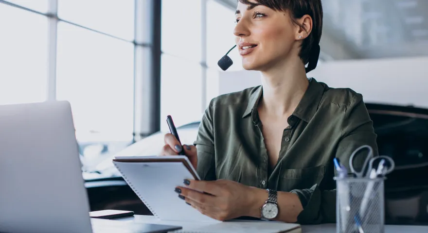 secrétaire juridique qui répond à un appel