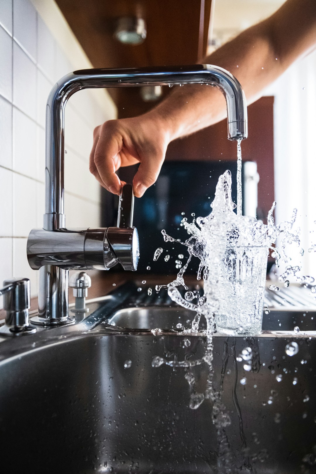 Running Tap by Jacek Dylag - Unsplash