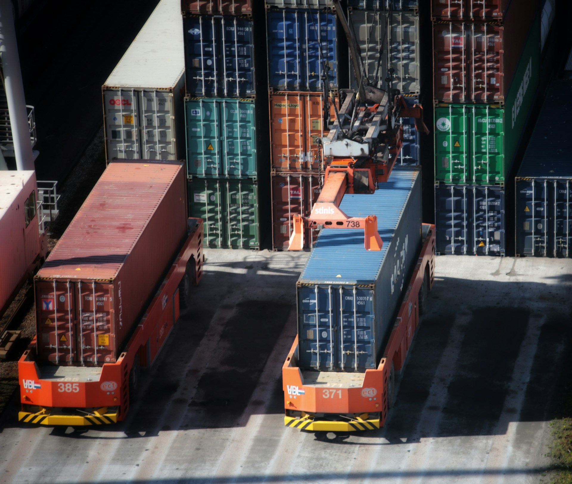 Loading containers on trucks