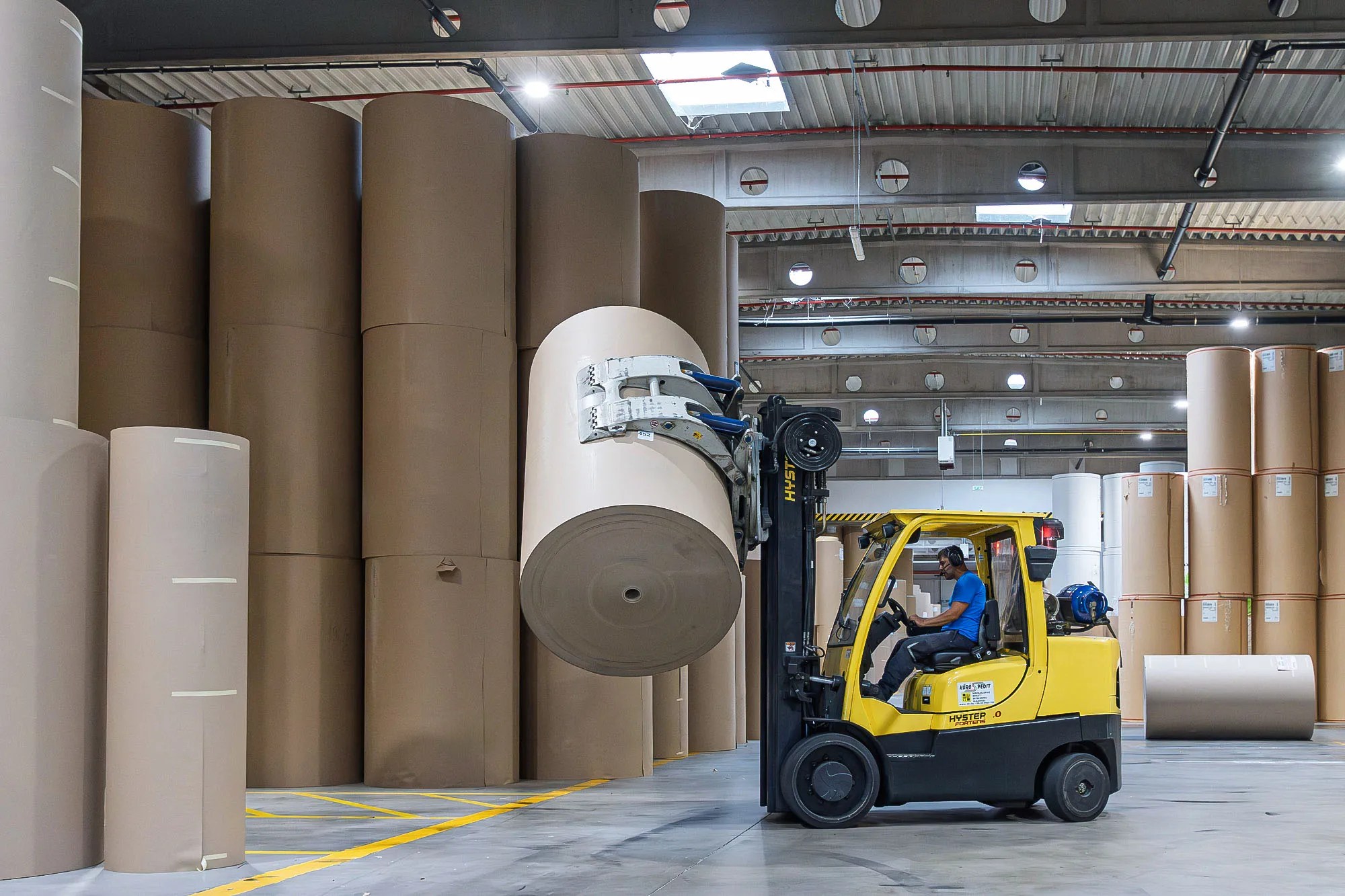 worker operating lifting machine