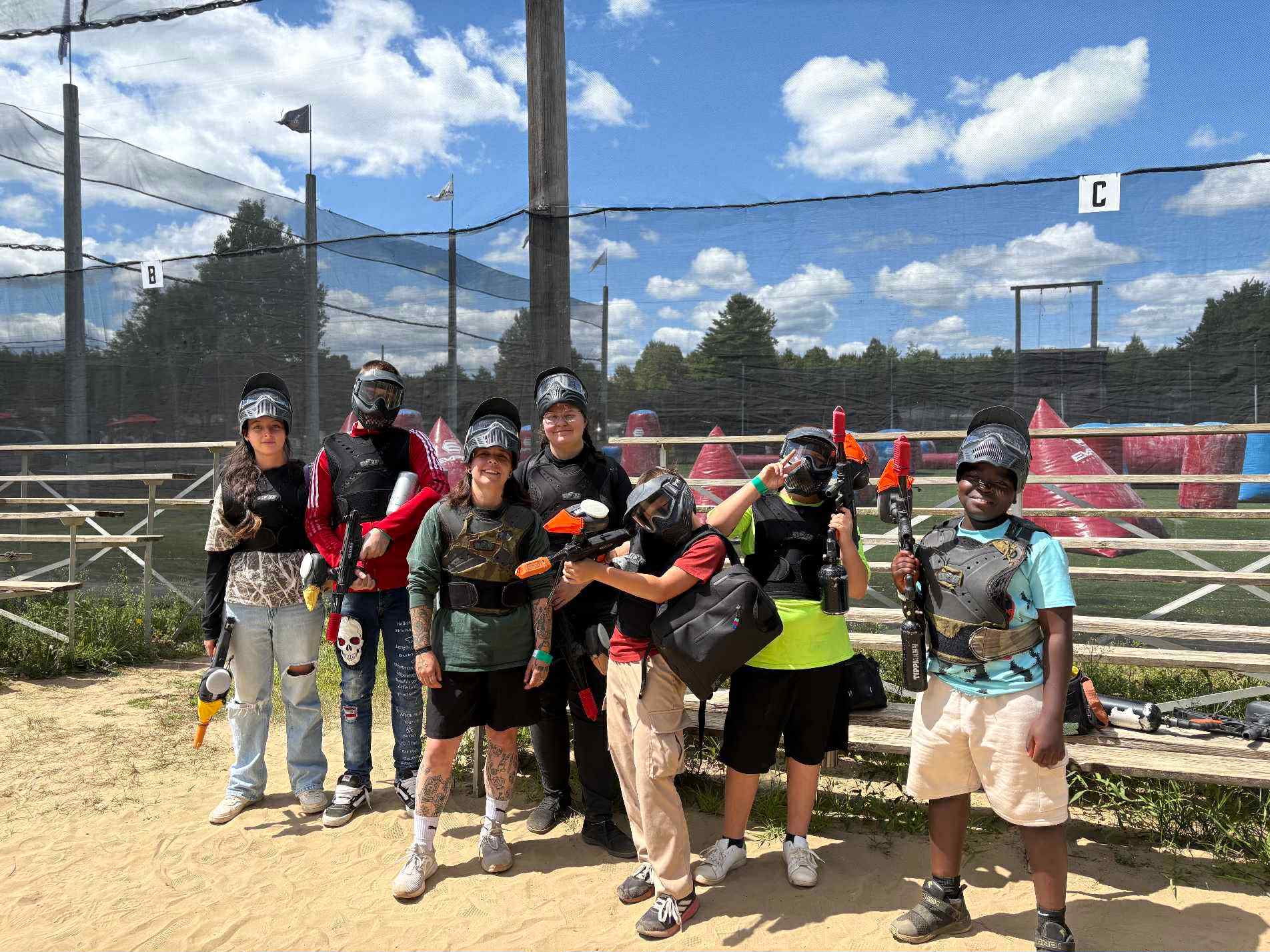 Groupes de jeunes devant une estrade sur un terrain de sport.