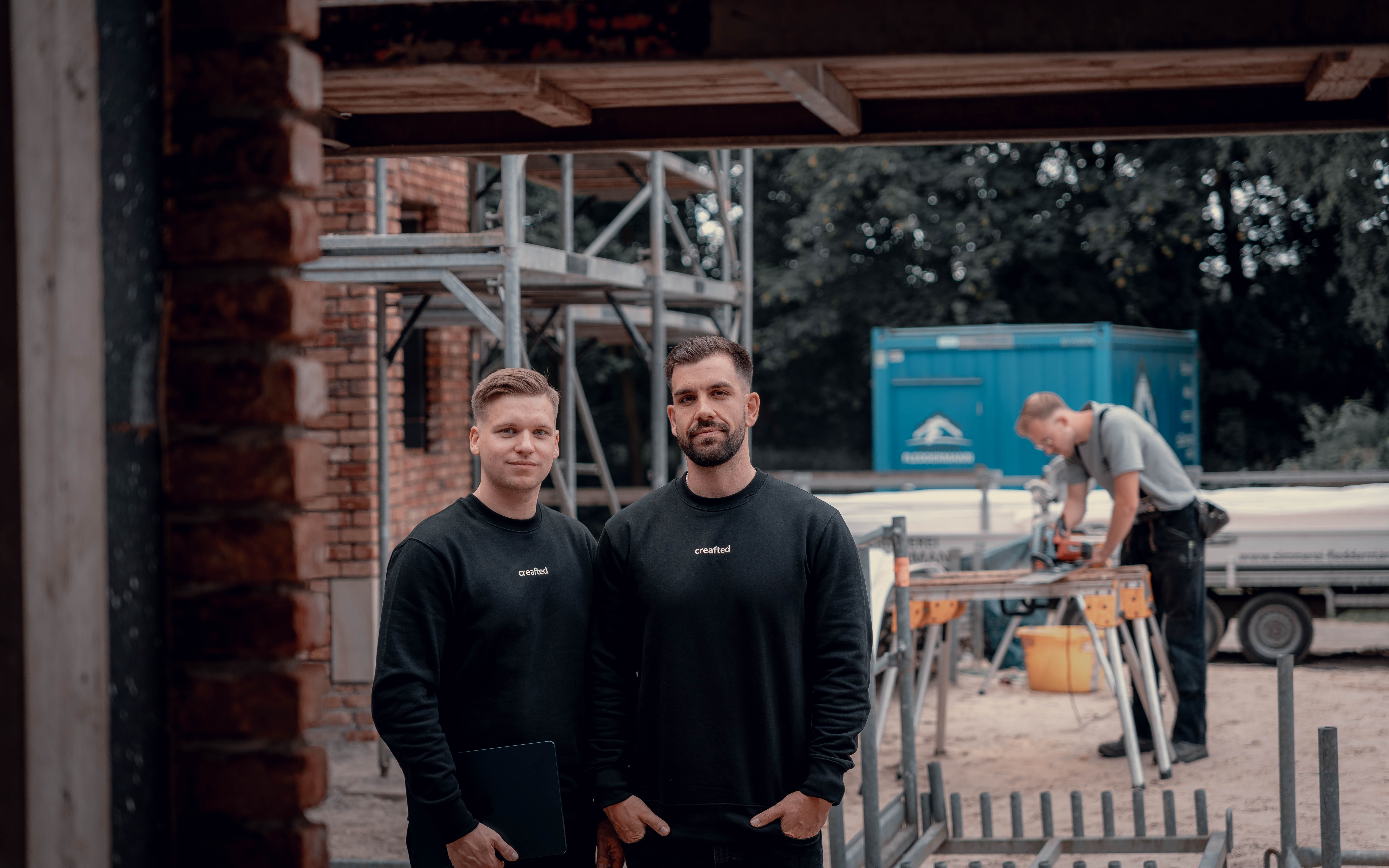 creafted Gründer auf Baustelle | Digitaler Partner für Handwerksbetriebe: Webdesign, SEO, Fotos