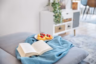 Ferienwohnung Dekoration mit Buch und Törtchen