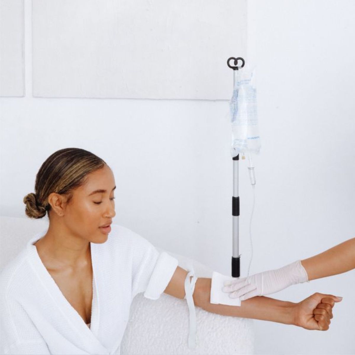 Clinician preparing the IV nutrient therapy infusion process