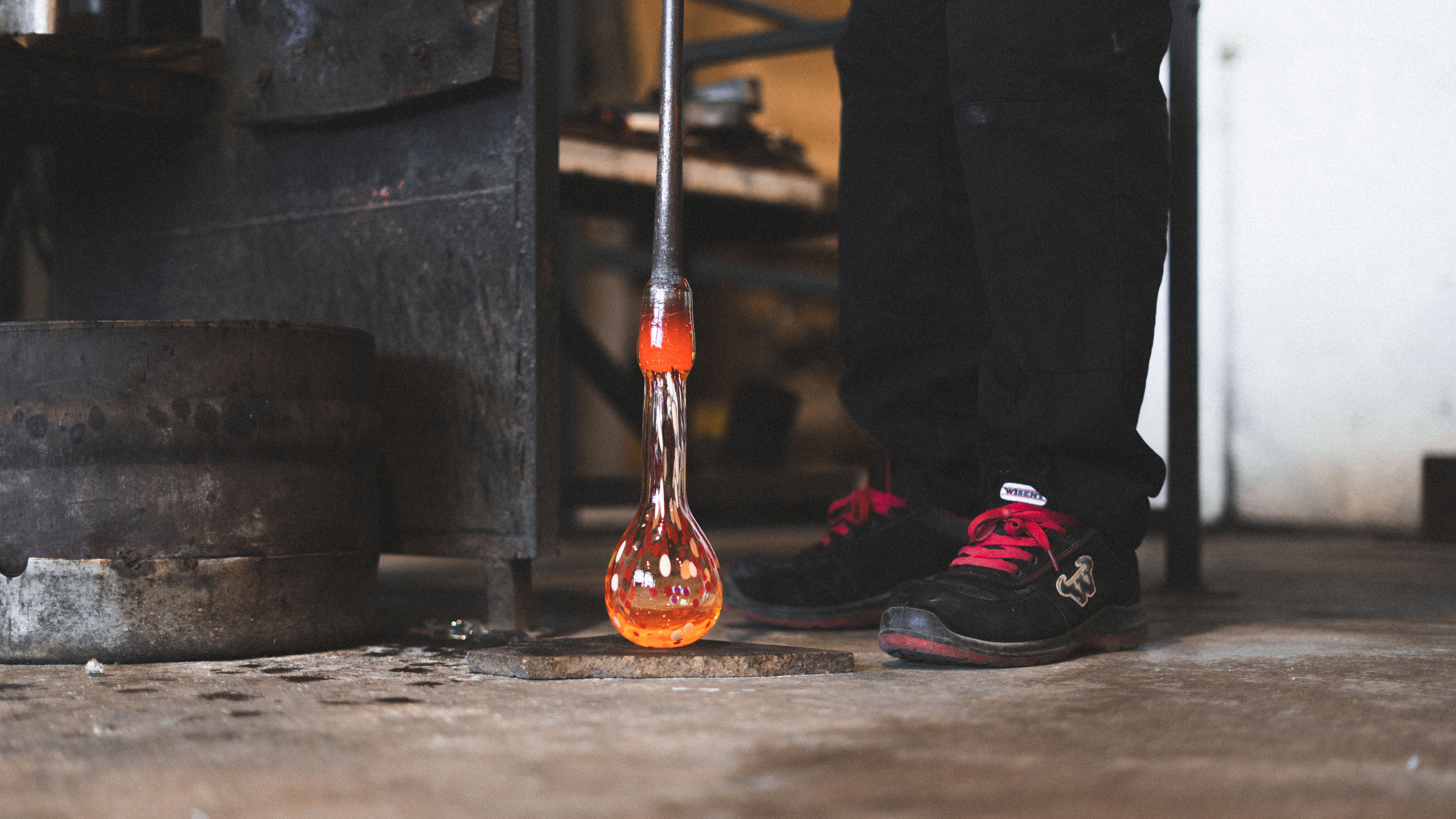 technical operation with glass in lafiore whorkshop