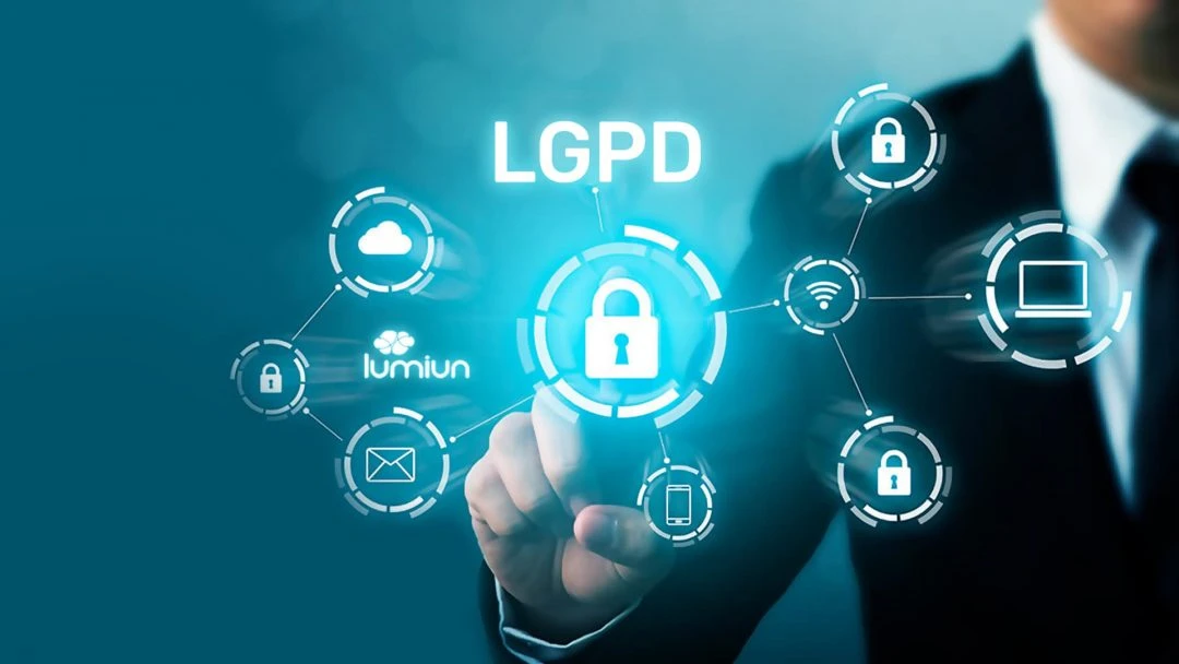 Imagem ilustrativa sobre LGPD, mostrando um profissional interagindo com ícones relacionados à proteção de dados e segurança digital.