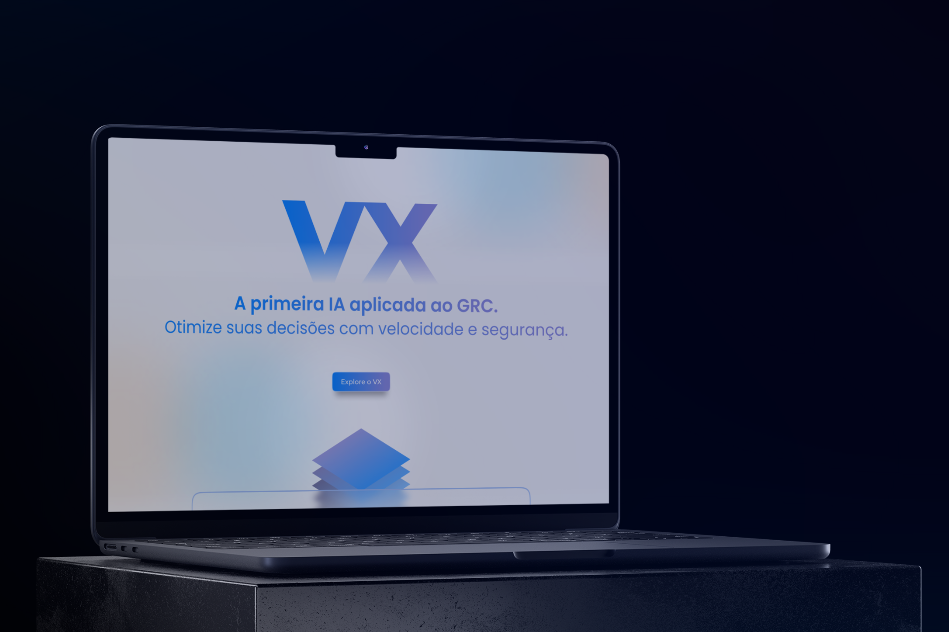 Imagem de um laptop exibindo a interface da primeira IA aplicada ao GRC, com o texto otimizando decisões com velocidade e segurança.