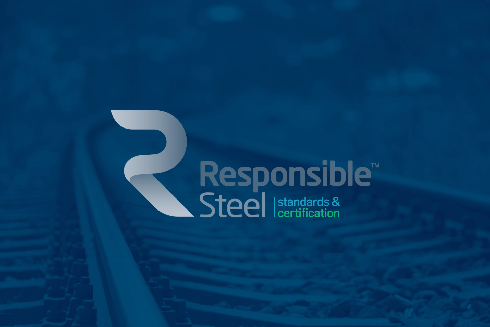 Logotipo da Responsible Steel, destacando padrões e certificação em um fundo relacionado a trilhos, simbolizando sustentabilidade e responsabilidade na indústria do aço.