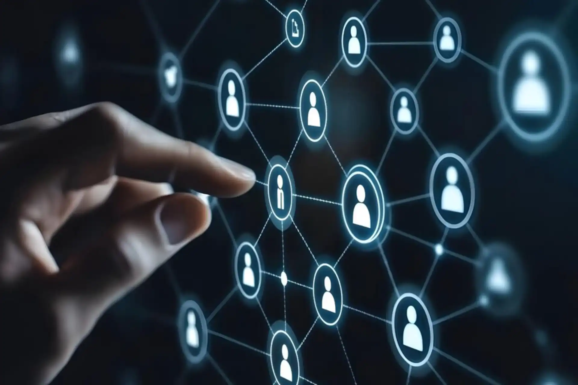 Imagem mostrando uma mão interagindo com uma rede de conexões entre pessoas, simbolizando a interatividade em redes sociais e conexões digitais.