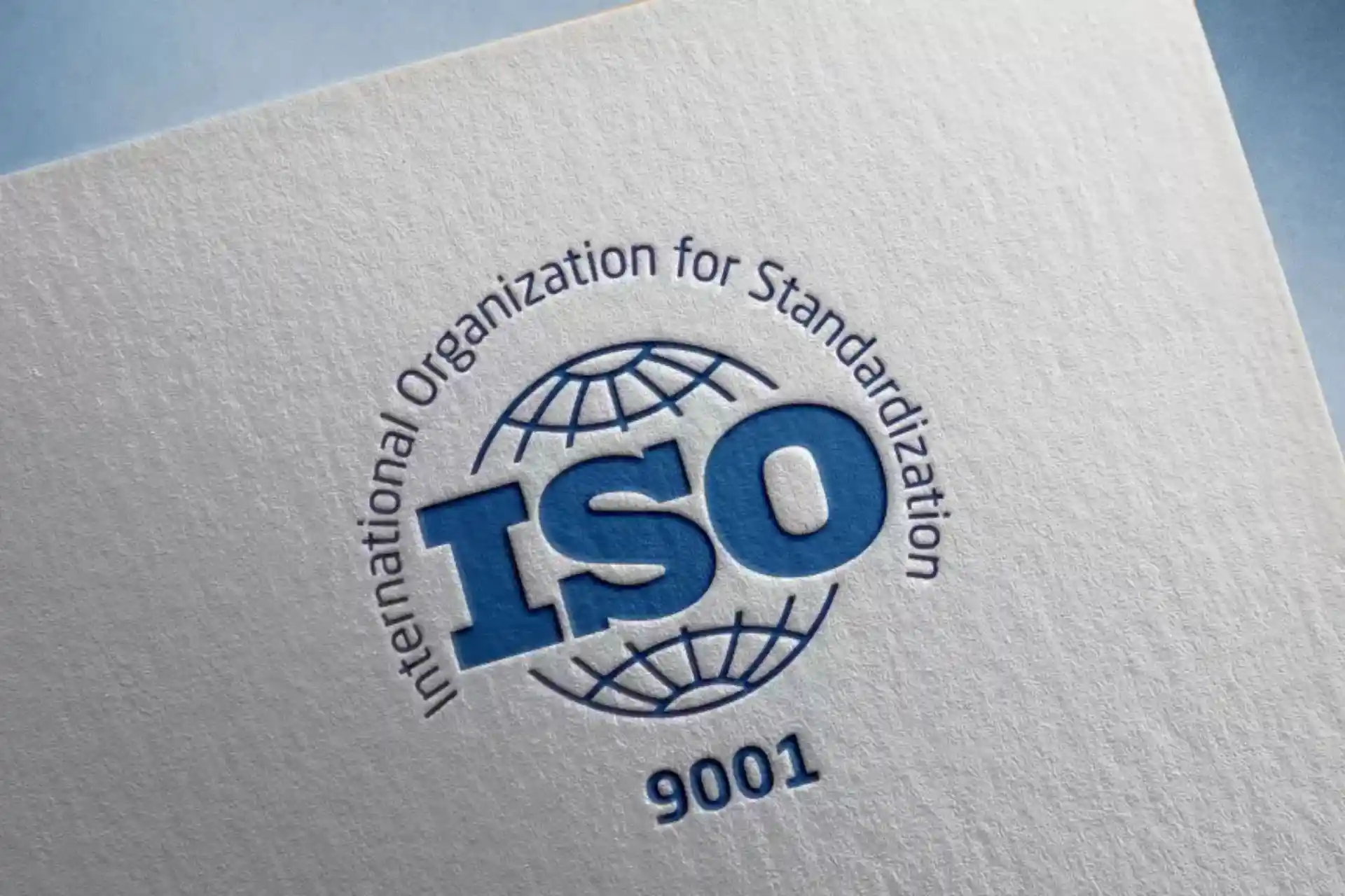 Logotipo da ISO 9001, representando a Organização Internacional de Padronização, simbolizando qualidade e normas para empresas.