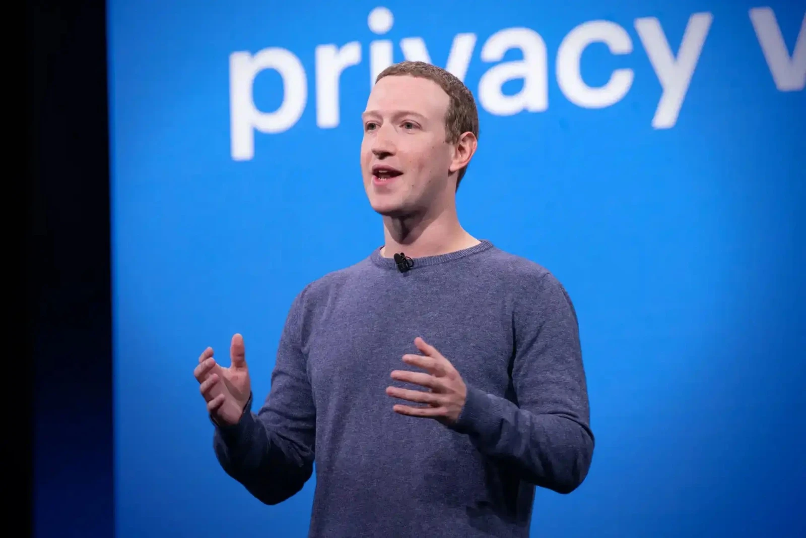 Mark Zuckerberg apresentando sobre privacidade em evento, destacando a importância da proteção de dados pessoais na era digital.