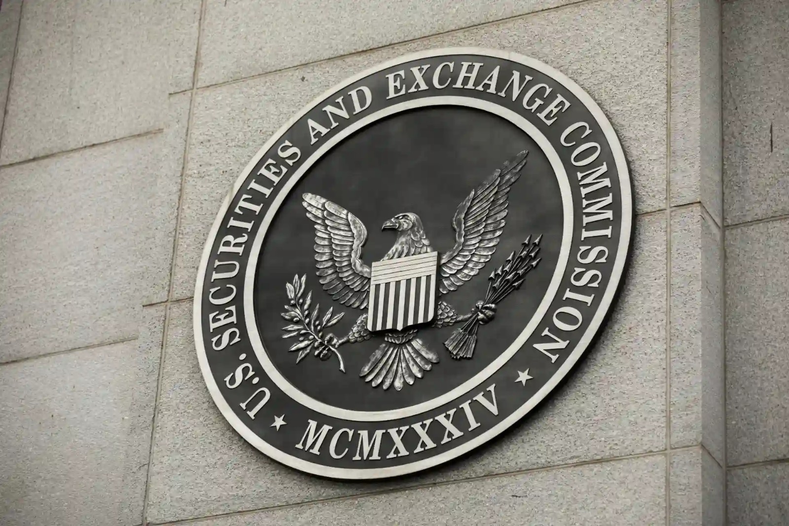 Brasão da Comissão de Valores Mobiliários dos EUA, simbolizando a regulamentação e supervisão do mercado financeiro, com a águia americana em destaque.