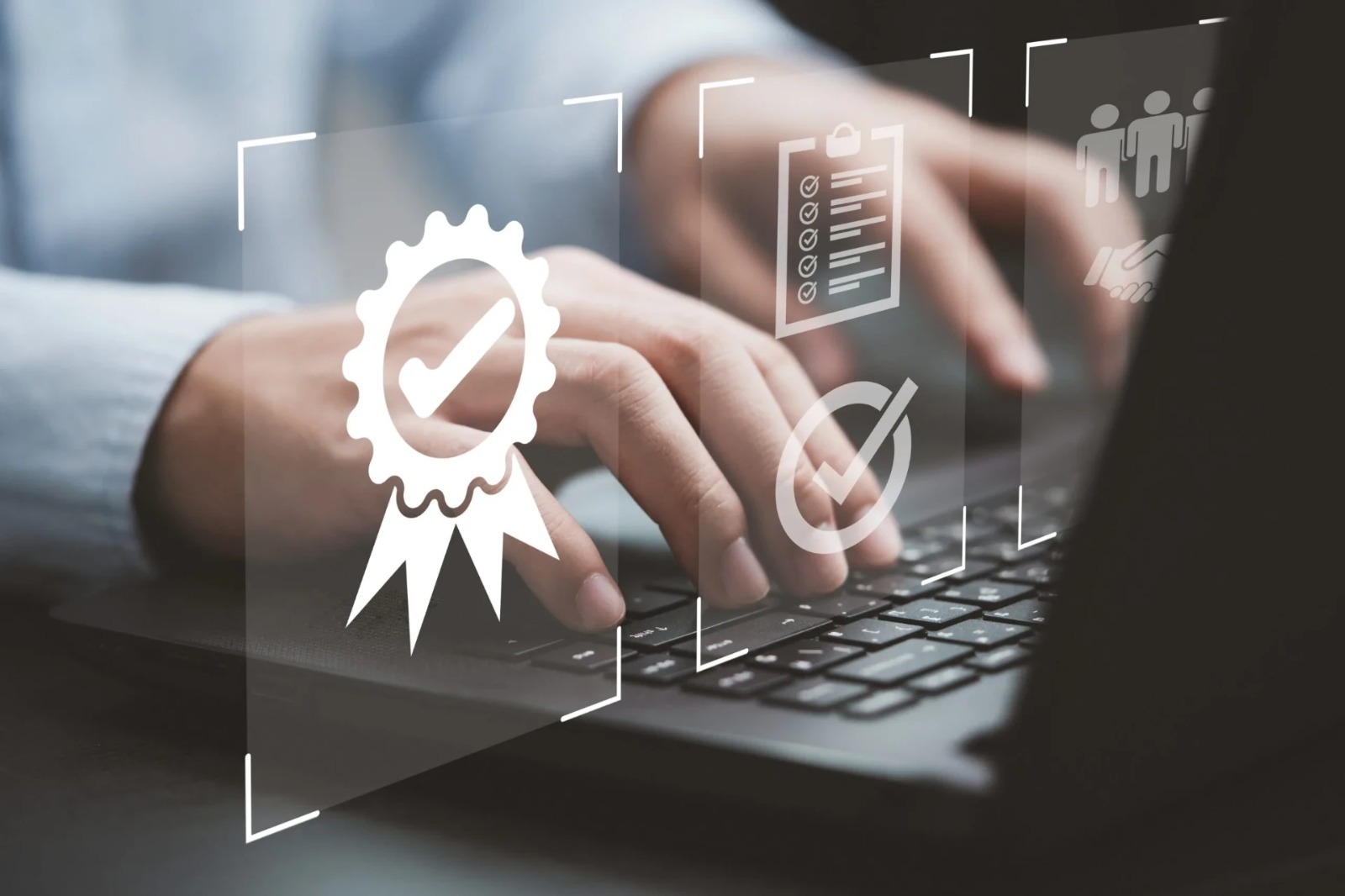 Imagem mostrando mãos digitando em um laptop acompanhado de ícones que simbolizam certificação, lista de verificação e aprovação, representando eficiência e qualidade.