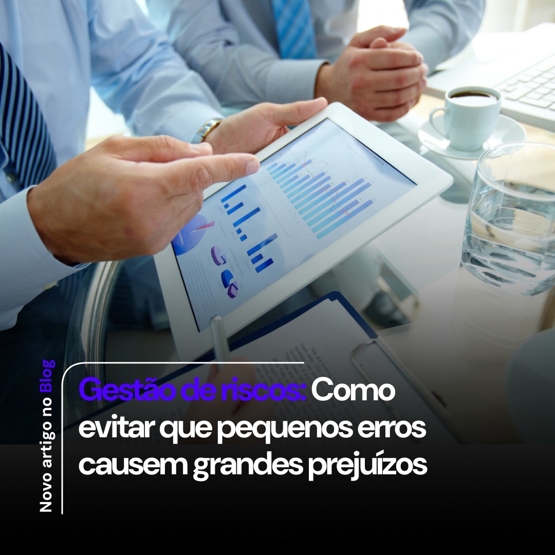 Profissionais discutindo gestão de riscos, analisando gráficos em um tablet na mesa de escritório. Foco na importância de evitar pequenos erros que podem gerar grandes prejuízos.