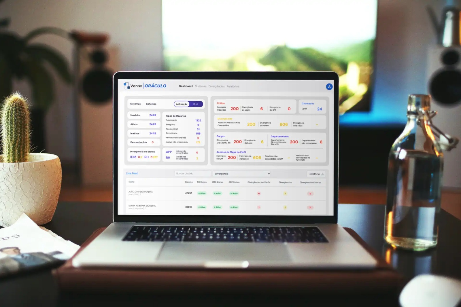 Tela do software Oráculo exibindo dashboard com informações de dados e análise em um laptop em ambiente moderno.