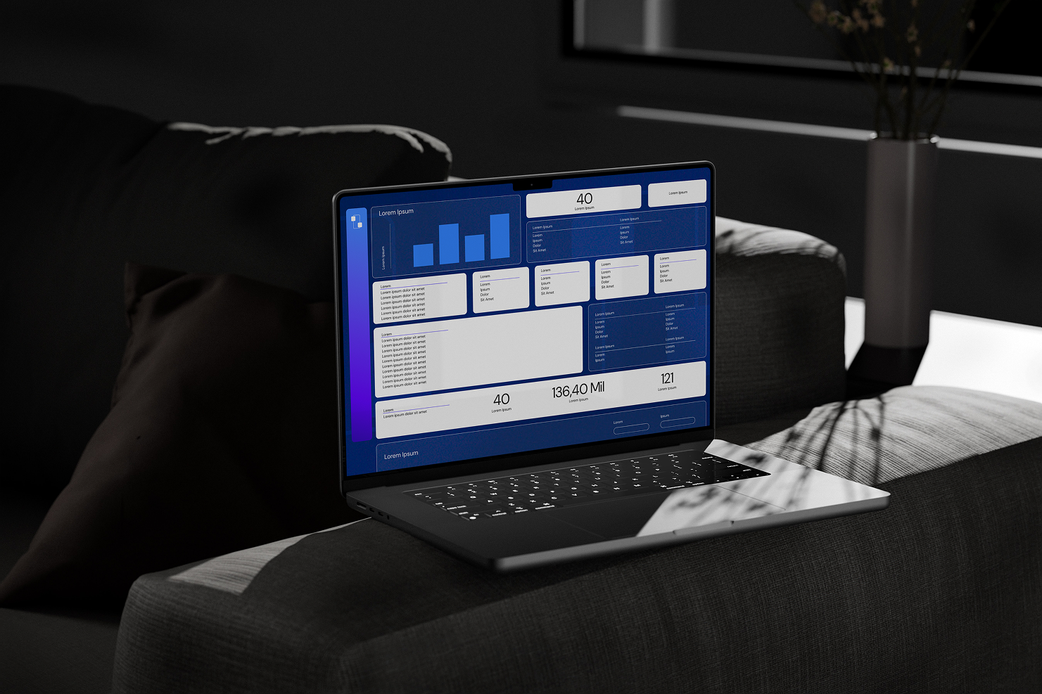 Imagem de um laptop exibindo dados e gráficos em um ambiente moderno e minimalista. A tela apresenta informações financeiras e métricas.