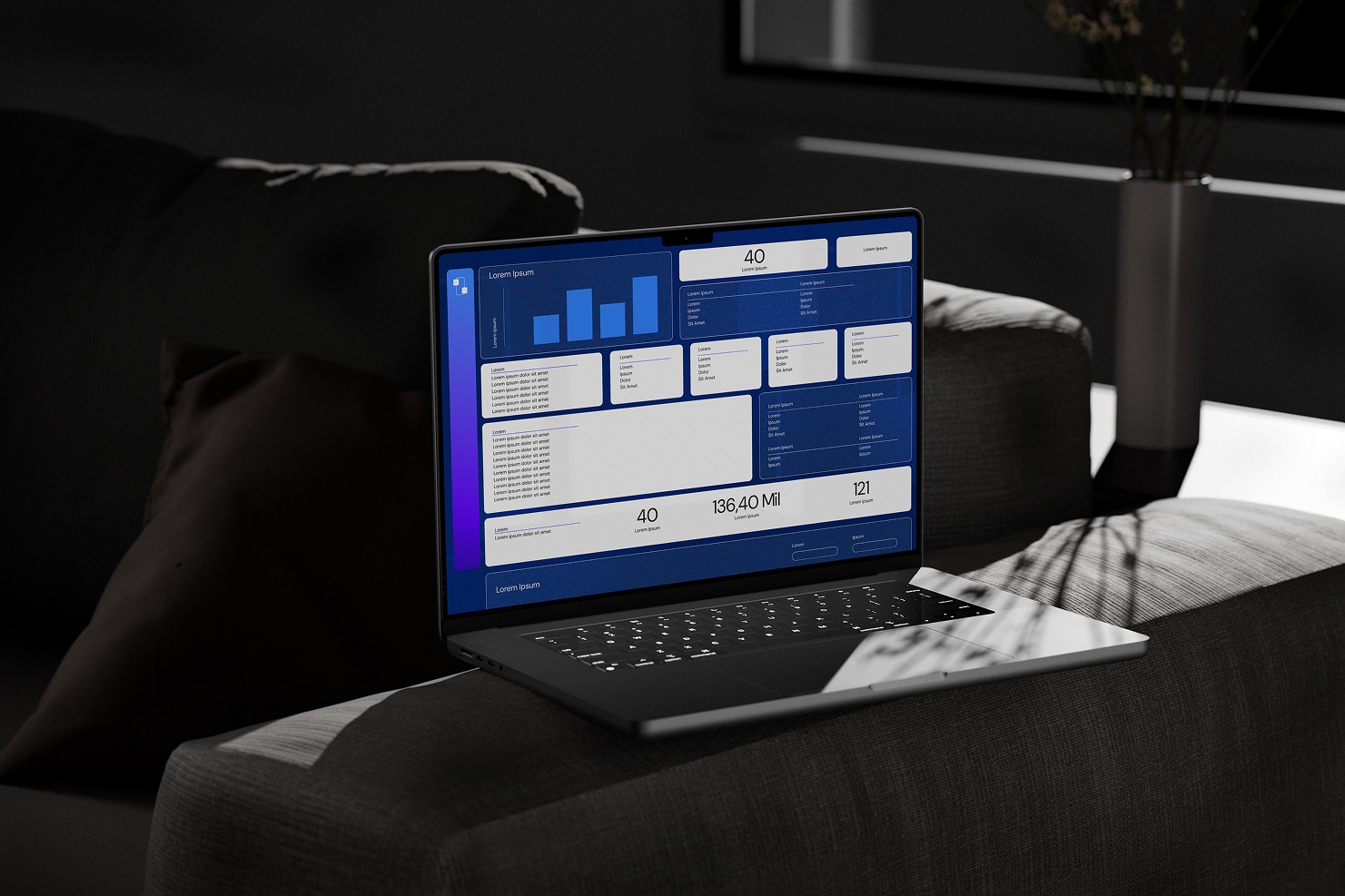 Imagem de um laptop exibindo dados e gráficos em um ambiente moderno e minimalista. A tela apresenta informações financeiras e métricas.