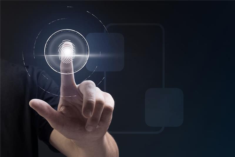 Imagem mostrando uma mão tocando uma tela com um ícone de impressão digital, simbolizando segurança e autenticação digital.
