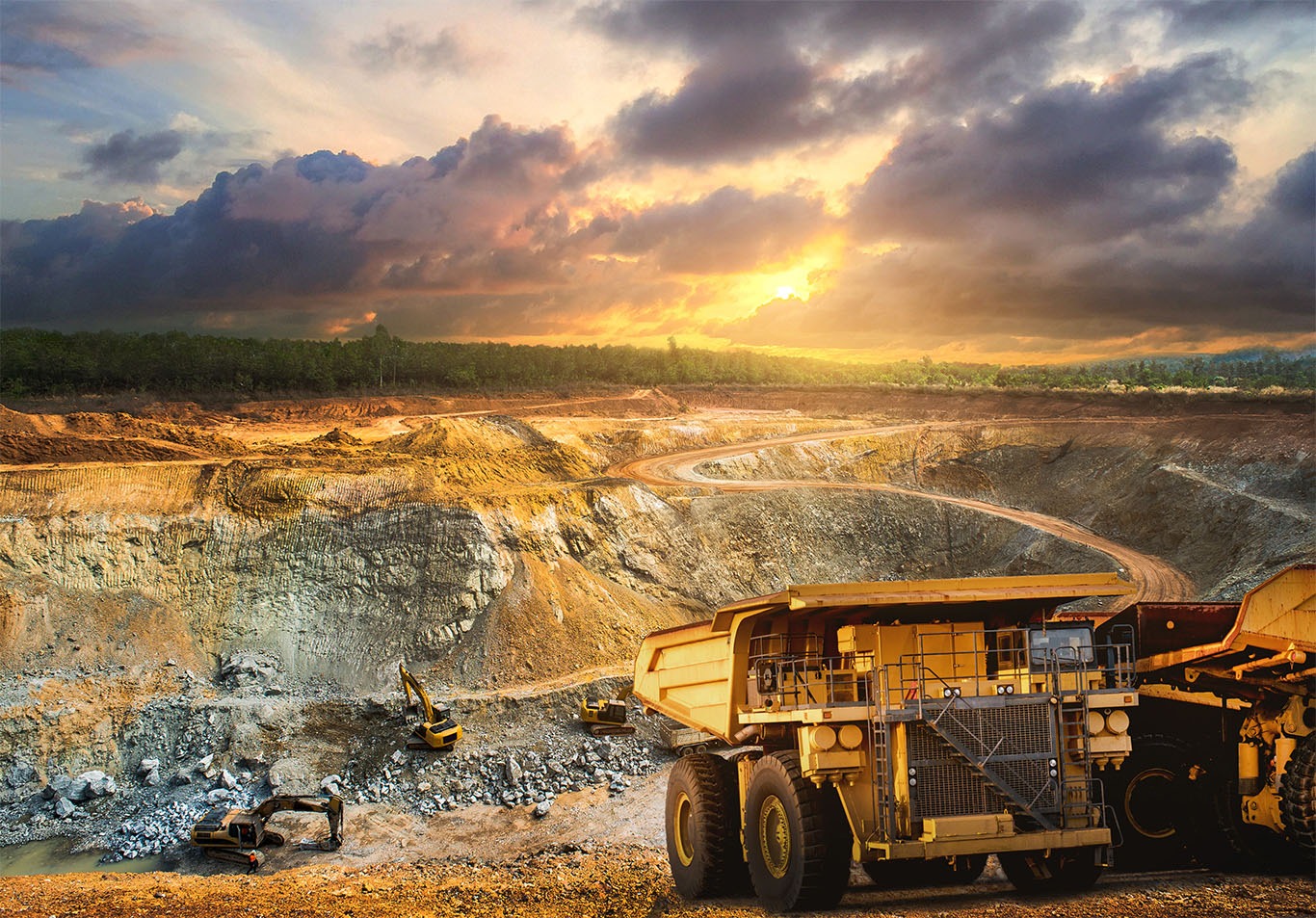 Imagem de uma mineração ao ar livre durante o pôr do sol, com caminhão e escavadeiras. Um cenário de extração mineral em destaque.