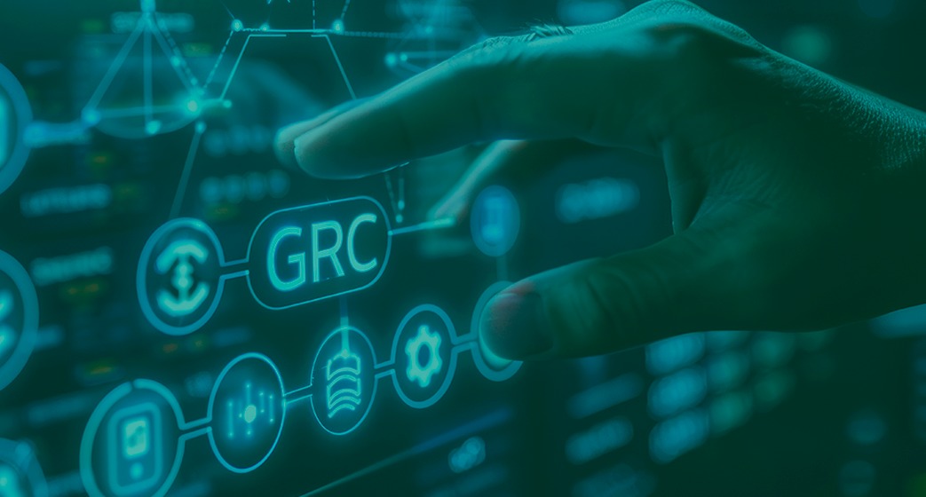 Imagem de uma mão interagindo com uma tela digital que mostra o conceito de GRC (Governança, Riscos e Compliance) com elementos de tecnologia e dados.