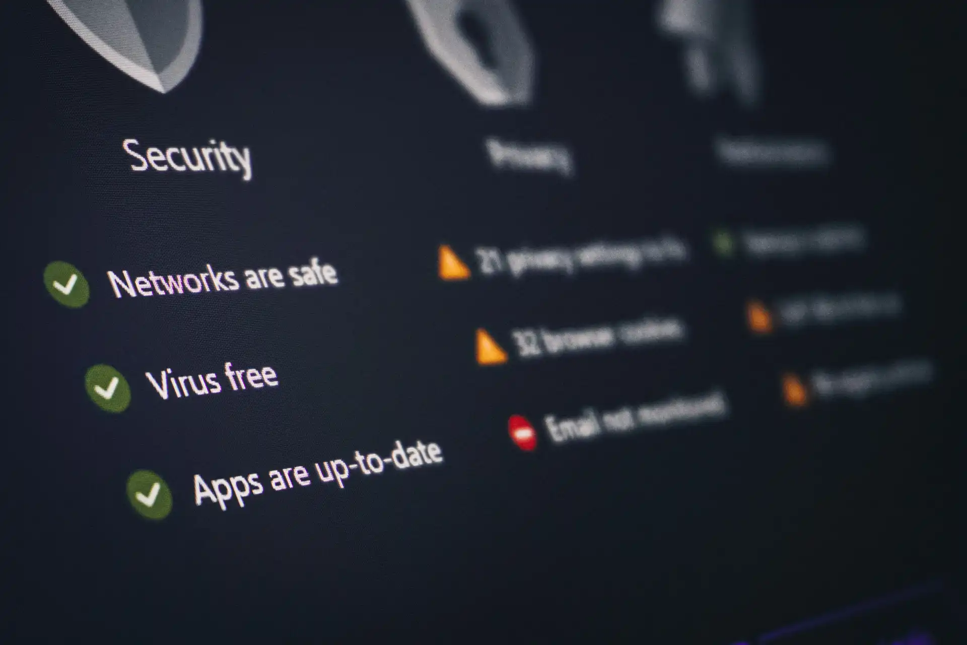 Tela de monitoramento de segurança com status de rede, indicando que as redes estão seguras, sem vírus, atualizadas e com conexão protegida.