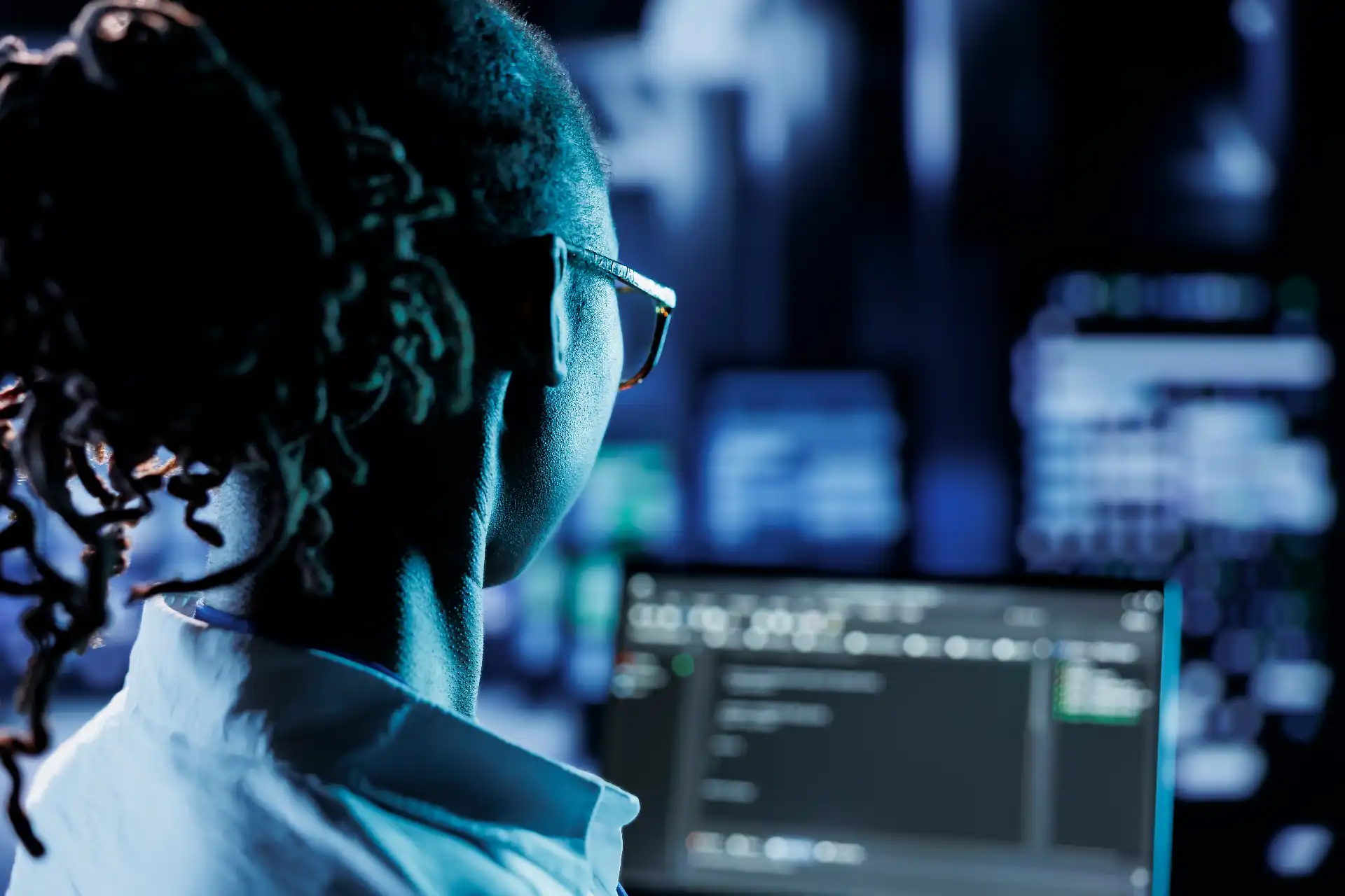 profissional-ti-framework-cobit-governanca-ti-estrategia-resultados.webp Alt Text: Profissional de TI trabalhando com monitor de computador, representando a implementação do framework COBIT para governança de TI eficiente e estratégica.