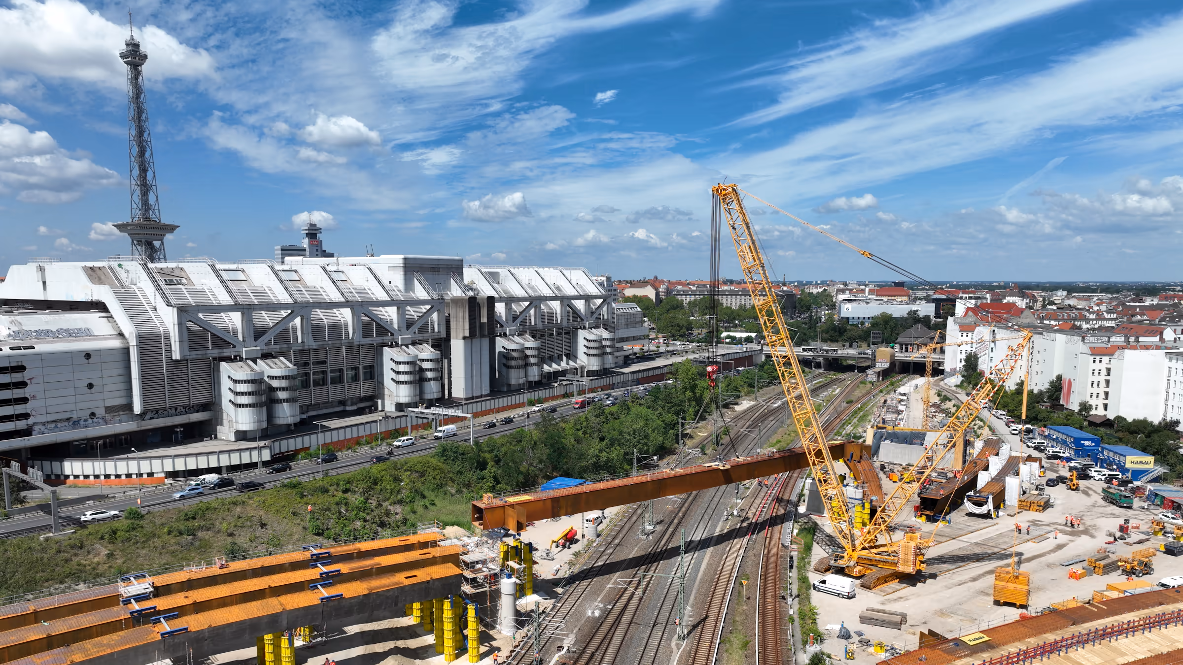 Luftaufnahme der Baustelle der Ringbahnbrücke an der A100 in Berlin-Charlottenburg mit Raupenkran und ICC im Hintergrund
