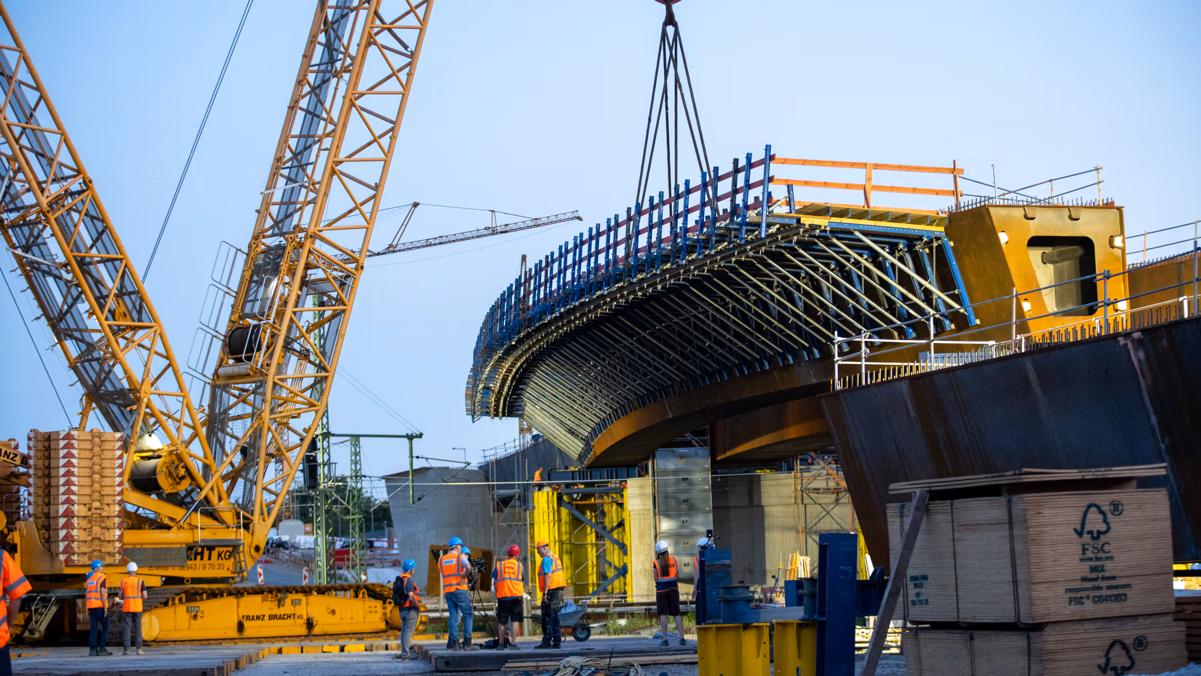 Einhub des Stahlbaus über die Bahntrasse bei Abendlicht
