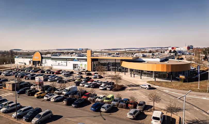 Retail park Kukleny v Hradci Králové.