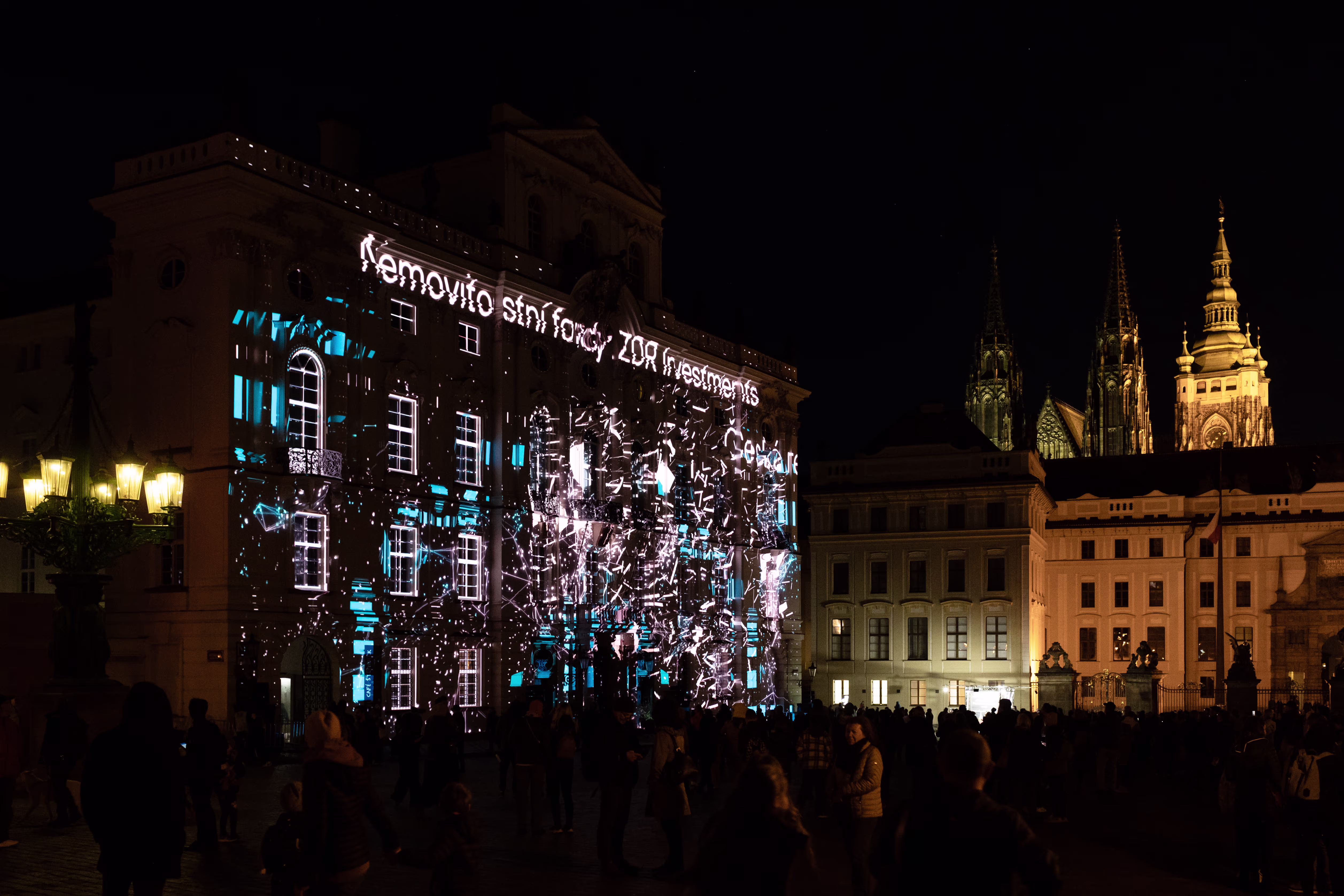 Záběr z video mappingu na budově Pražského Hradu s logem ZDSR Investments při akci Signal festival v roce 2024. 