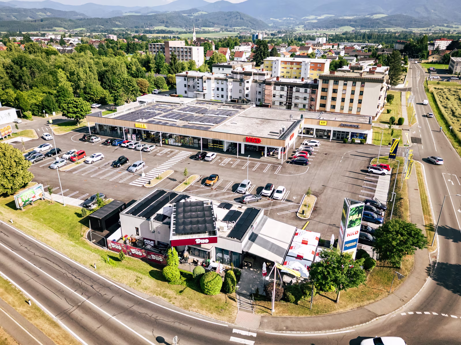 Pohled z výšky na retail park v rakouském Zeltwegu. 