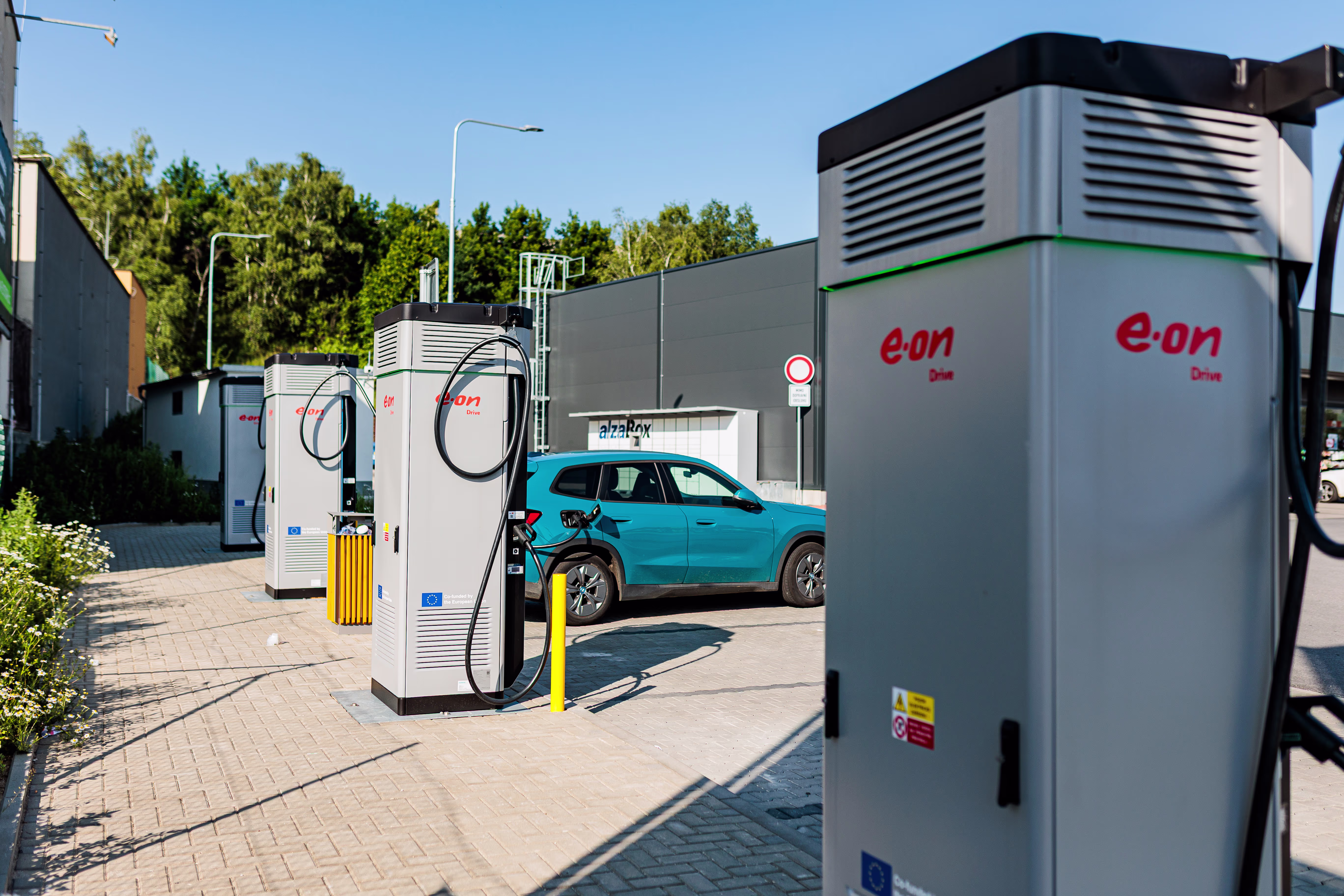 Dobíjecí stanice pro elektromobily u retail parku ve Velkém Meziříčí. 