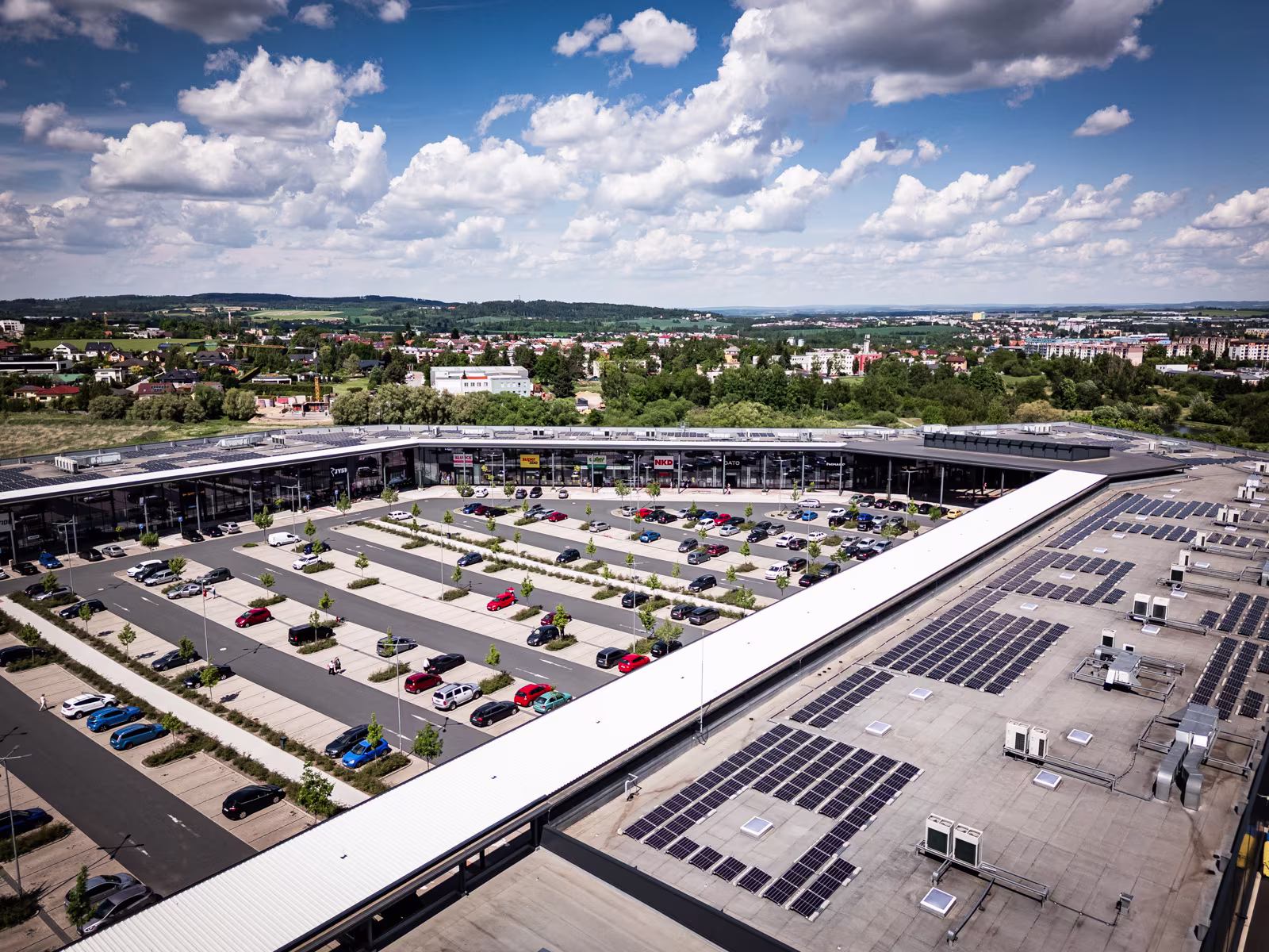 Solární panely na střeše retail pakru v Jihlavě.