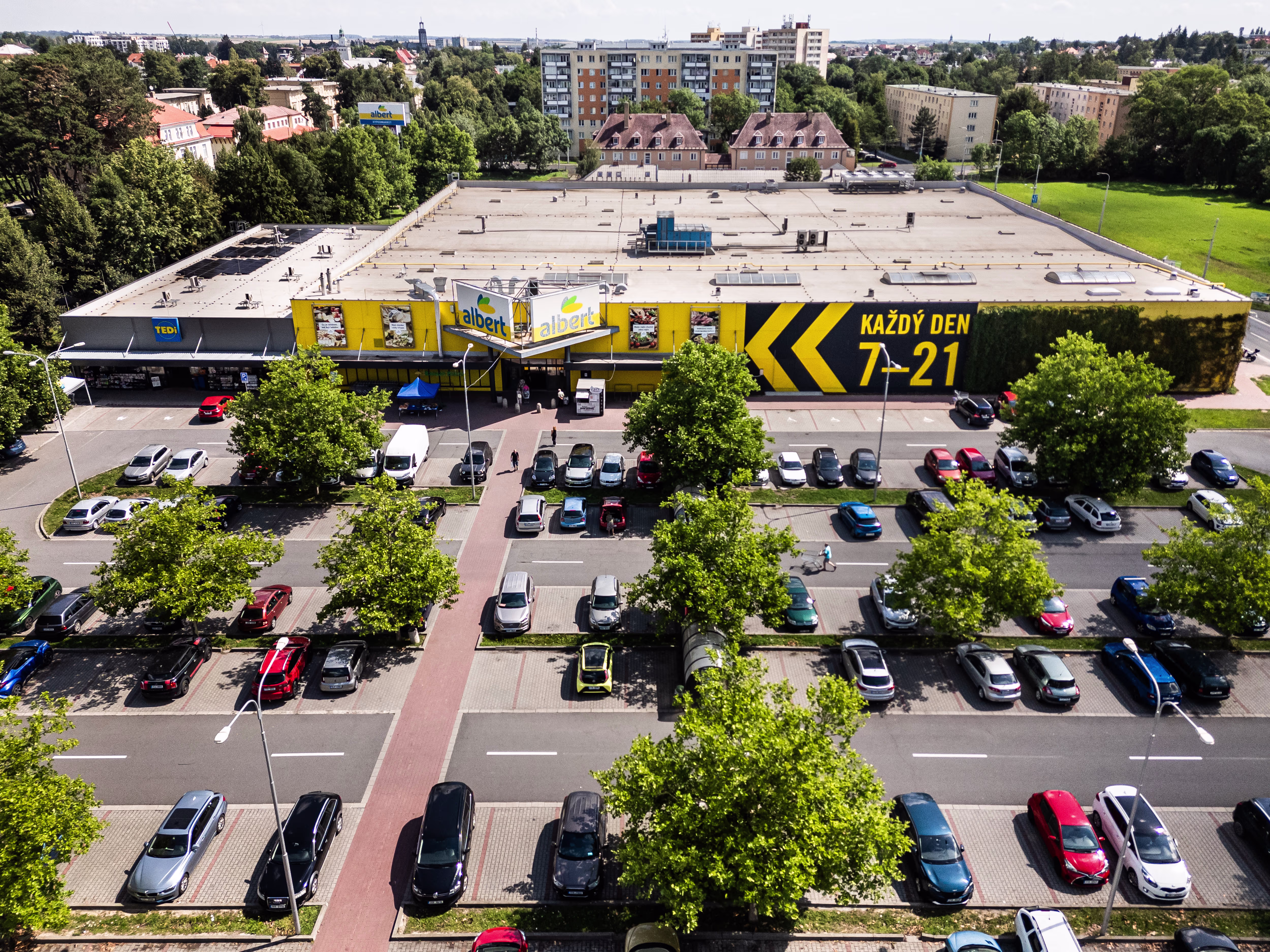 Čelní pohled na retail park v Opavě.