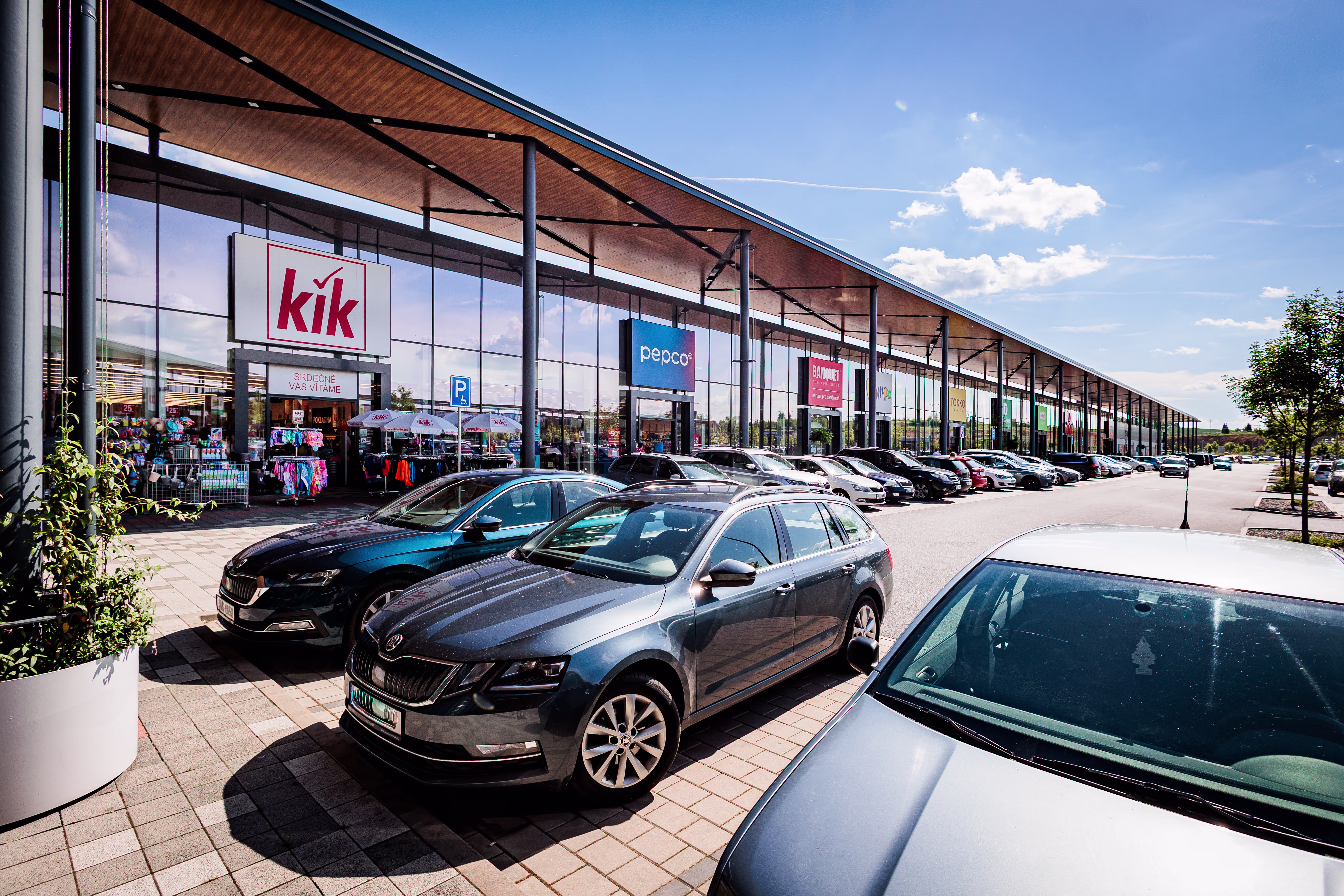 Část retail parku AVENTIN Shopping Jihlava.