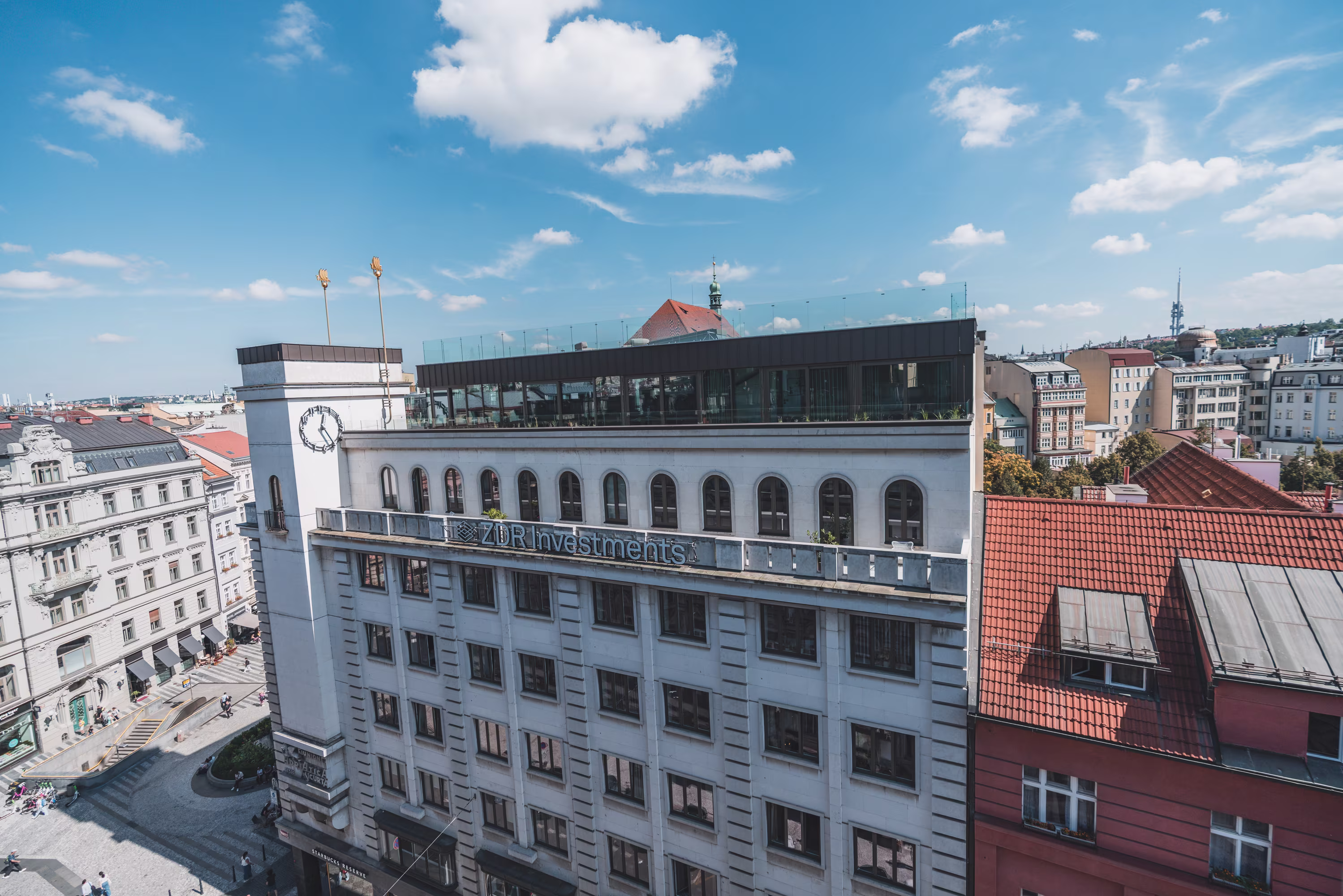 Budova sídla ZDR Investments s logem na střeše.