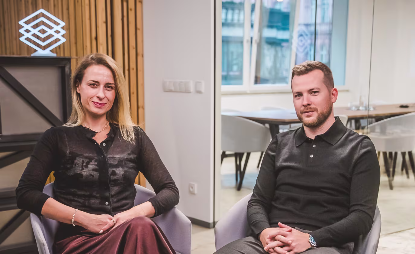 Kamila Lohniská a David Čubr v seriálu ZDR Insight