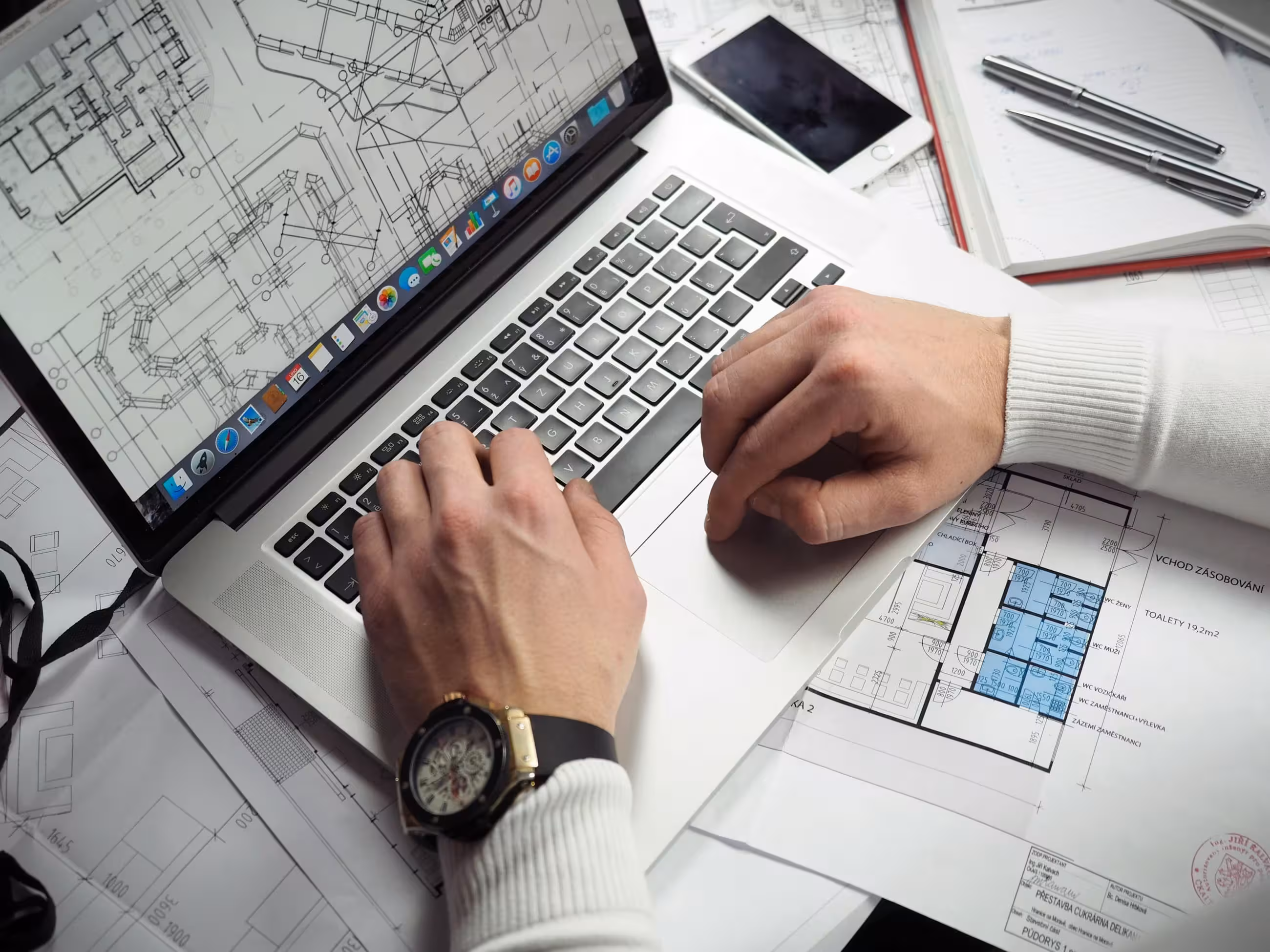 Architekt pracující na PC
