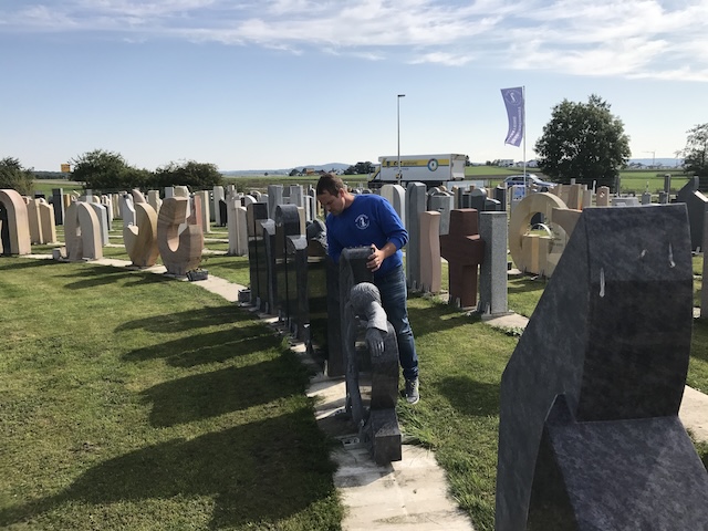 Tobias Messerschmidt rückt die letzten Steine in der neuen Ausstellung zurecht.