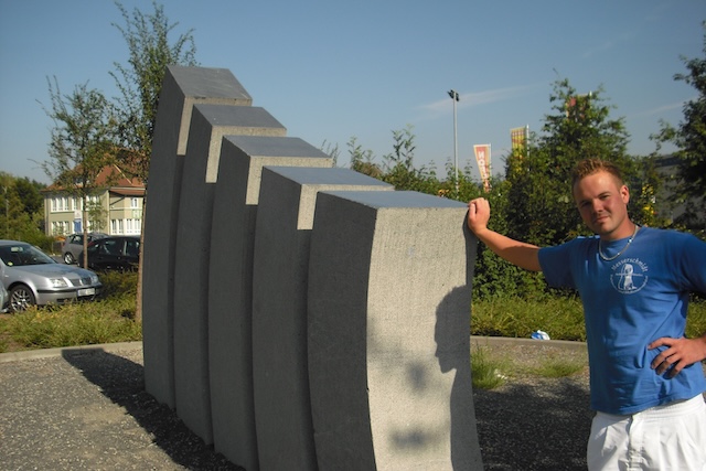 Tobias Messerschmidt und die realisierte Skulptur "der Aufschwung" des Wettbewerbs Kunst und Kommerz der Steinmetz-Meisterklasse Aschaffenburg von 2005