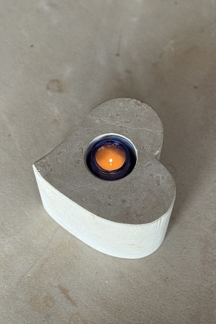 Das eingelassene Teelicht schafft einen  Ort des Gedenkens und spendet sanftes Licht