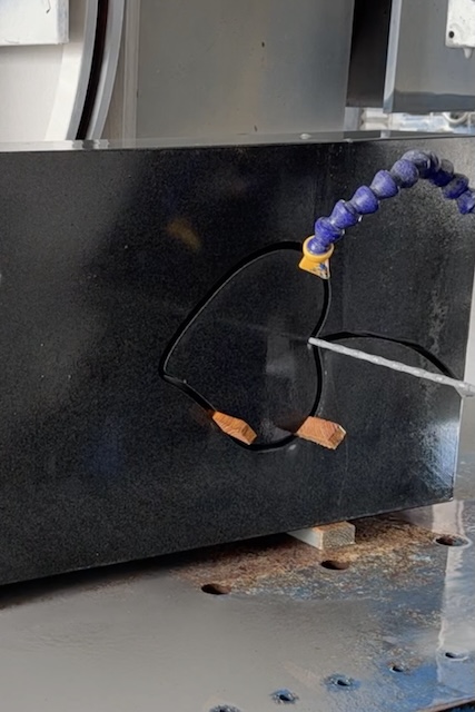 Jedes Herz entsteht aus einem massiven Steinblock für ein einzigartiges Erinnerungsstück