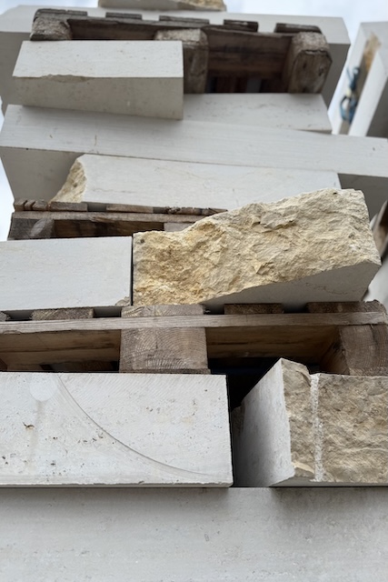 Das beliebteste Material ist Jura Kalkstein