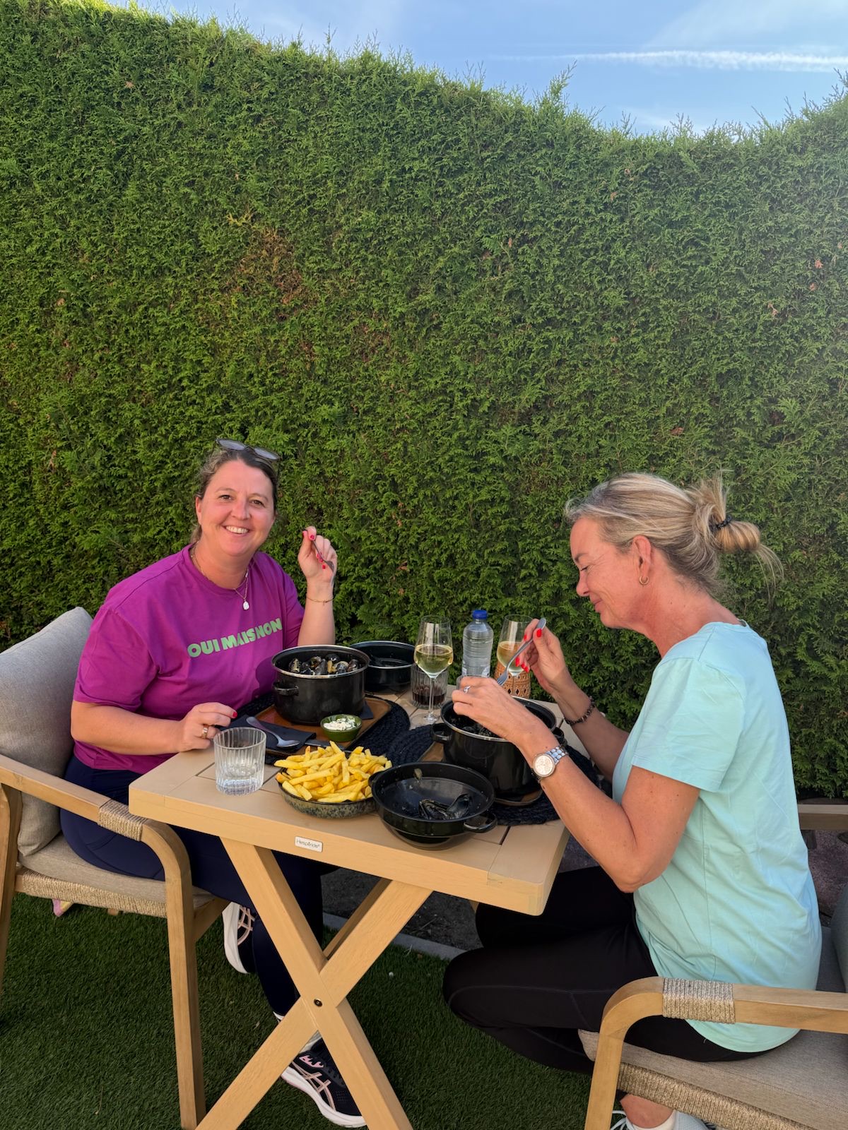 Mosselen met frietjes op het terras