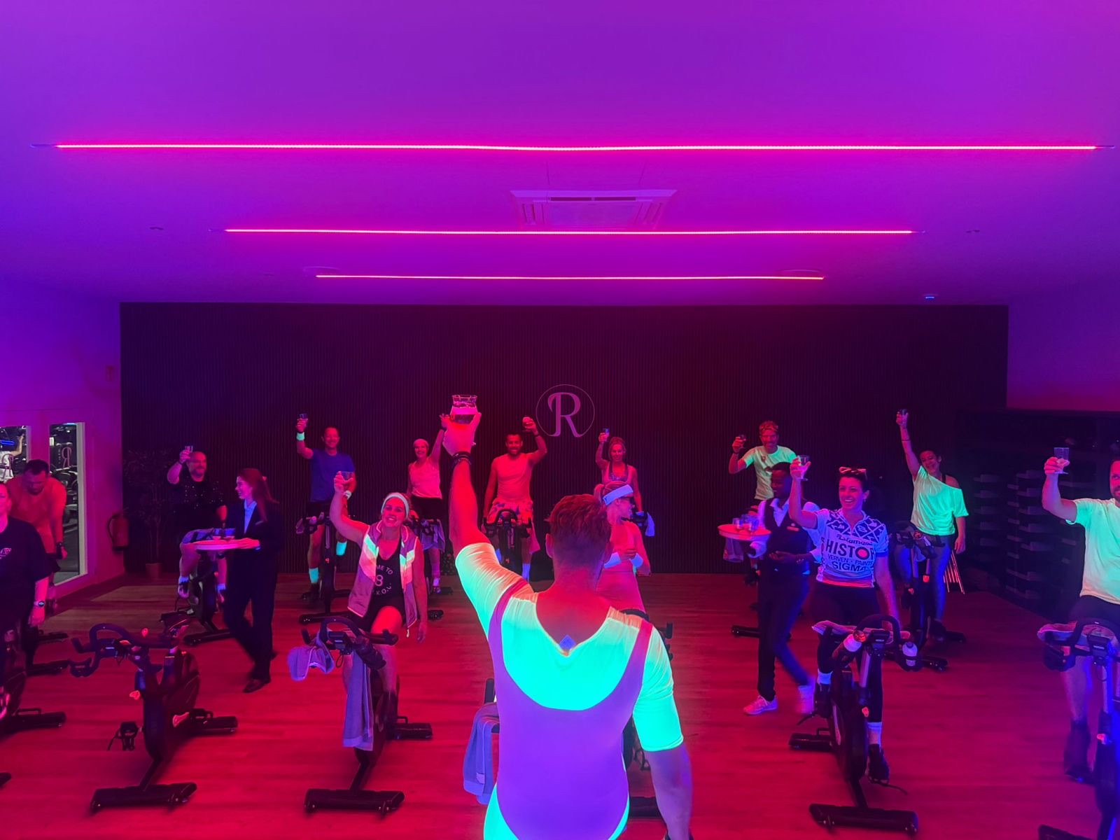 Neon spinningsessie in de cyclingzaal van The Roots