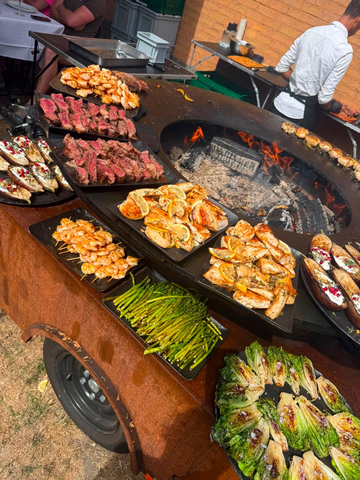 Grillschotels met vlees, scampi en groenten van de zomerbarbecue