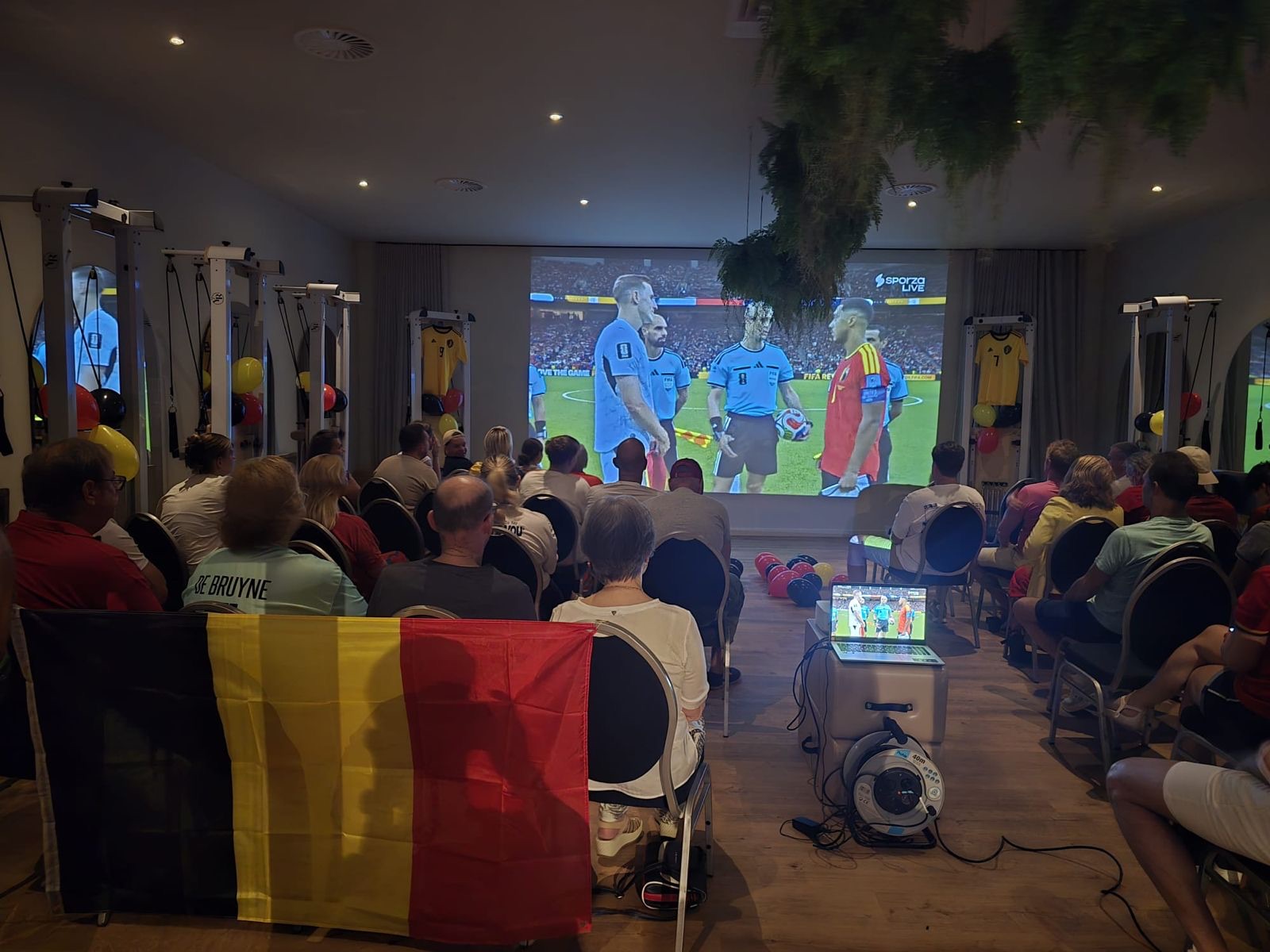 Samen voetbal kijken op groot scherm in de club